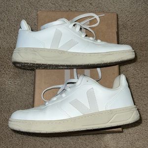 Veja sz 8 / 39 white sneaker, only worn twice. In good condition.